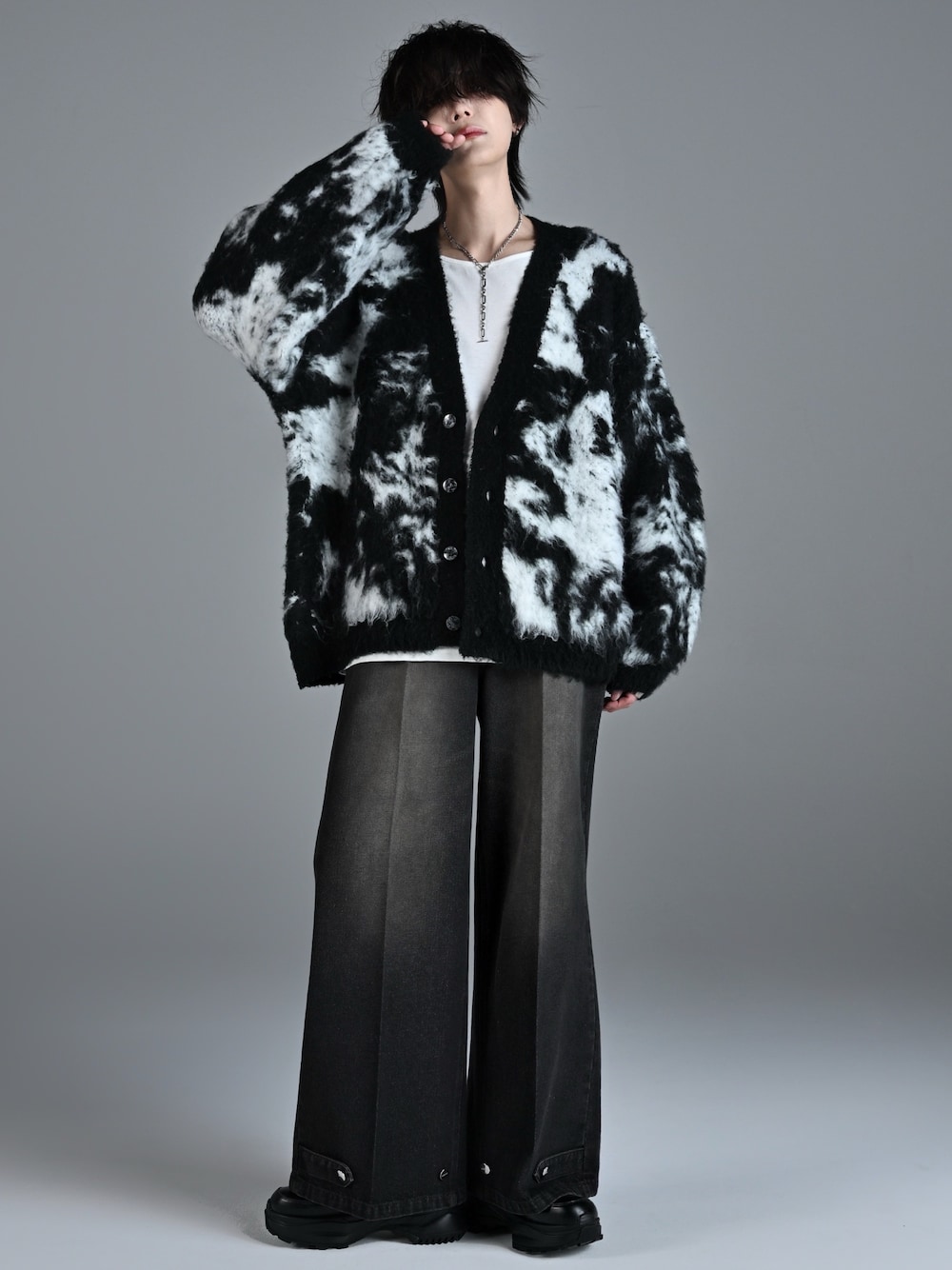 ホワイト系のタンクトップ、ブラック系のその他パンツ、ブラック系のスニーカーを着用したメンズの秋コーディネートの1枚目の写真