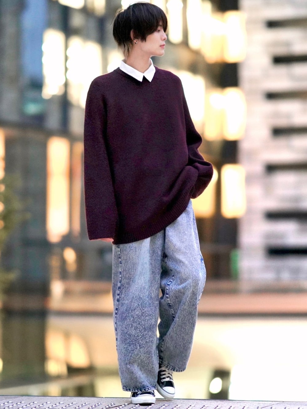 「ニット、adrer、犬飼京、秋服まるっと大公開、リラックススタイル、デニム、スニーカーコーデ、コンバース、ローカットスニーカー、ワイドデニム、デニムコーデ、パープル、秋色コーデ、秋コーデ、ビッグシルエット」｜「ADRERのADRER 極上ふわもちニット（ニット/セーター、レッド系）」を使った、犬飼京 inukai keiさん（メンズ・183cm）の秋コーディネートの1枚目の写真