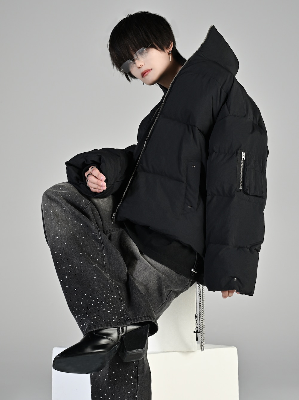 ブラック系のTシャツ/カットソー、ブラック系のデニムパンツ、ブラック系のブーツを着用したメンズの秋コーディネートの1枚目の写真