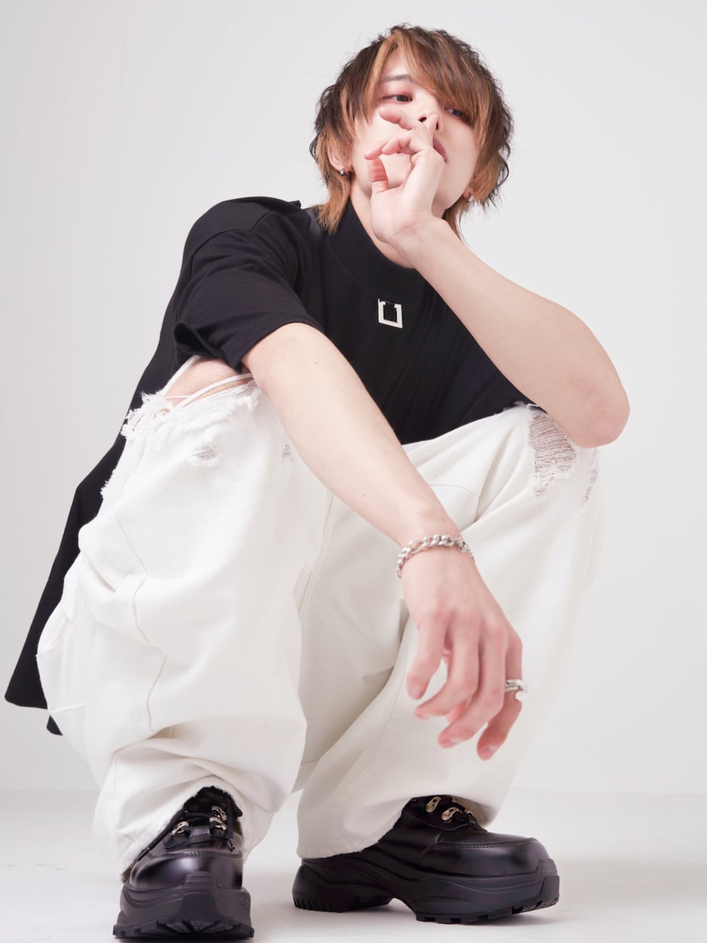 ホワイト系のデニムパンツ、ブラック系のスニーカー、ブラック系のTシャツ/カットソーを着用したメンズの春コーディネートの1枚目の写真