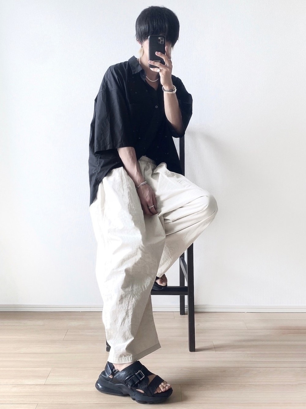 ブラック系のシャツ/ブラウス、ブラック系のシャツ/ブラウス、ホワイト系のその他パンツを着用したメンズの夏コーディネートの1枚目の写真