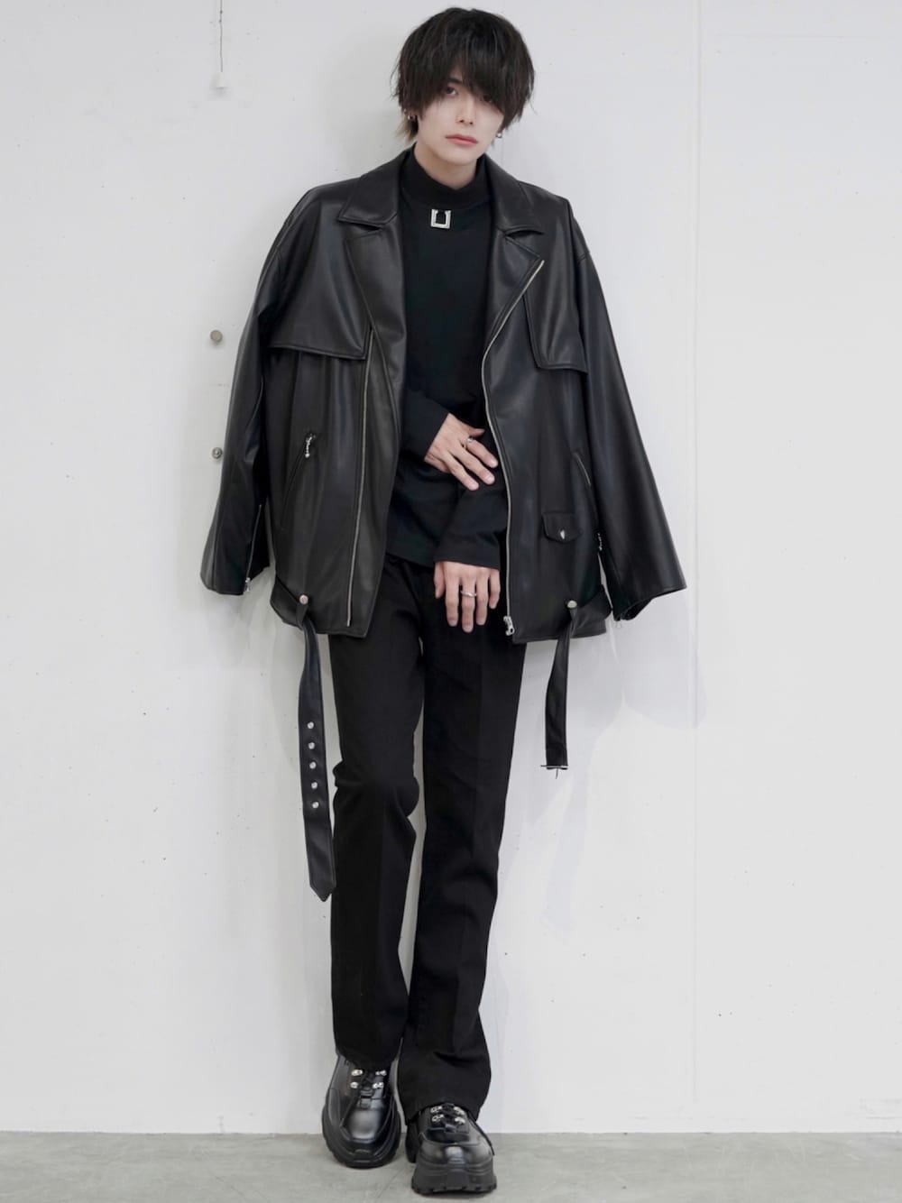 ブラック系のデニムパンツ、ブラック系のスニーカー、ブラック系のTシャツ/カットソーを着用したメンズの秋コーディネートの1枚目の写真