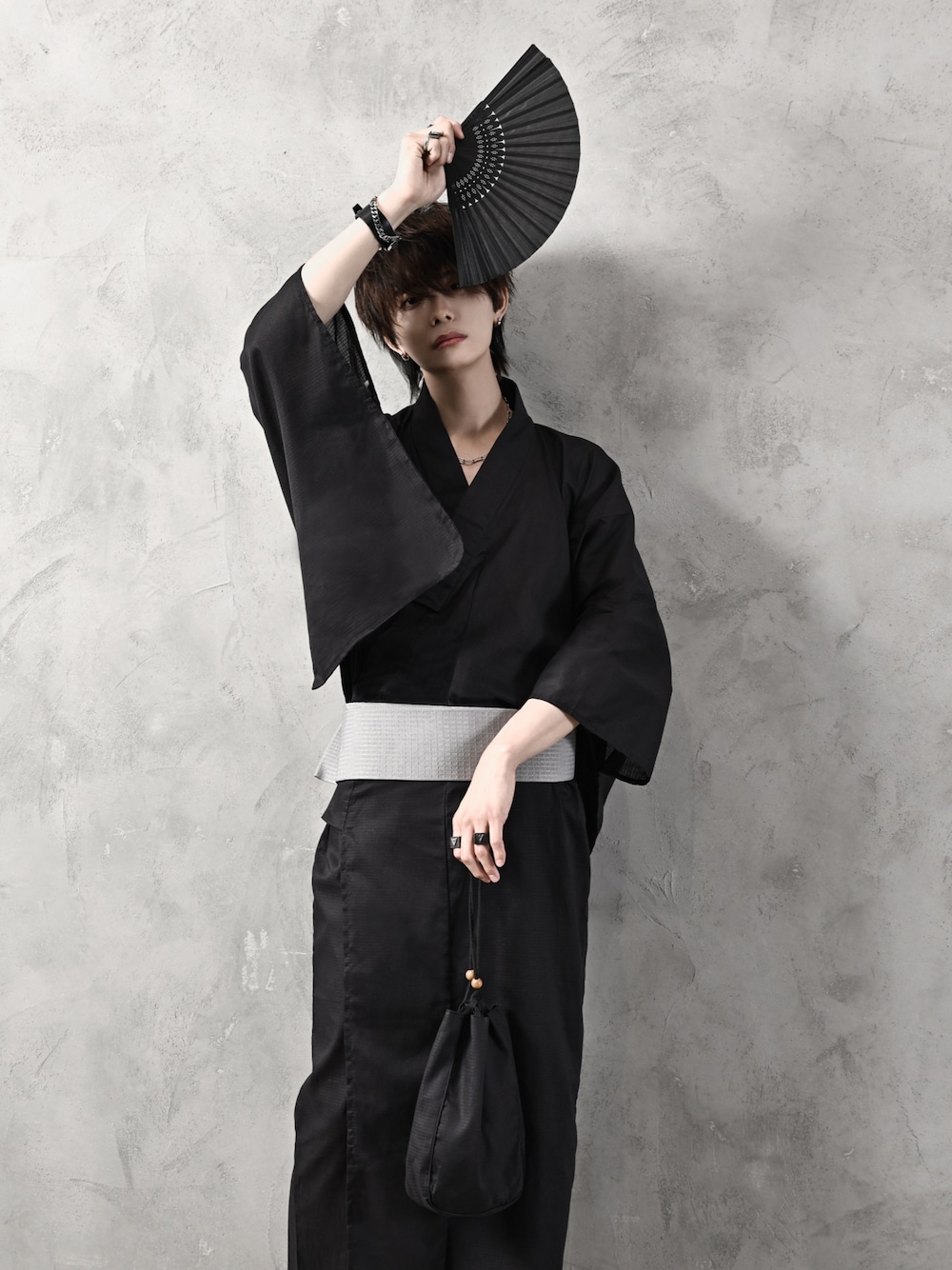 シルバー系のバングル/リストバンド、シルバー系のピアス(両耳用)、ブラック系のリングを着用したメンズの春コーディネートの1枚目の写真