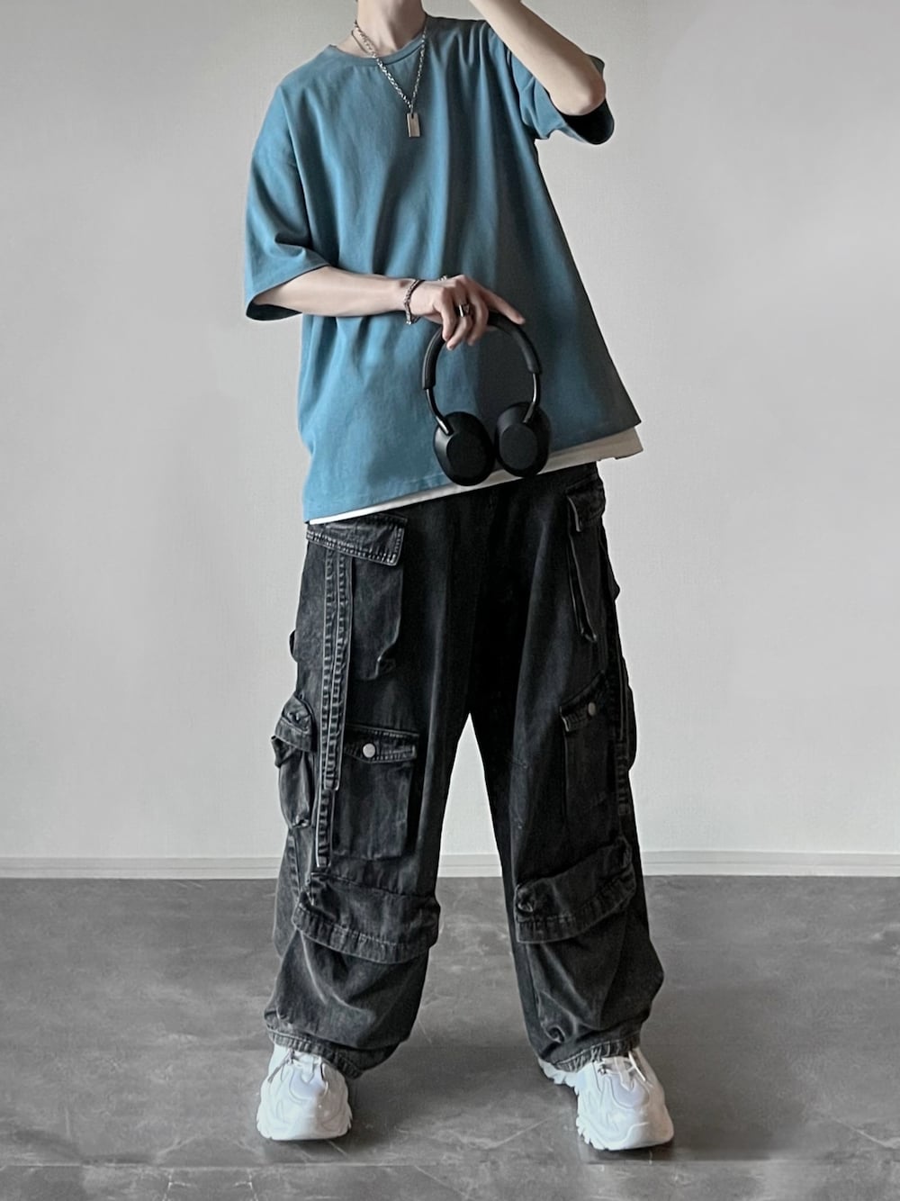 ブルー系のTシャツ/カットソー、ホワイト系のタンクトップ、ブラック系のカーゴパンツを着用したメンズの春コーディネートの1枚目の写真