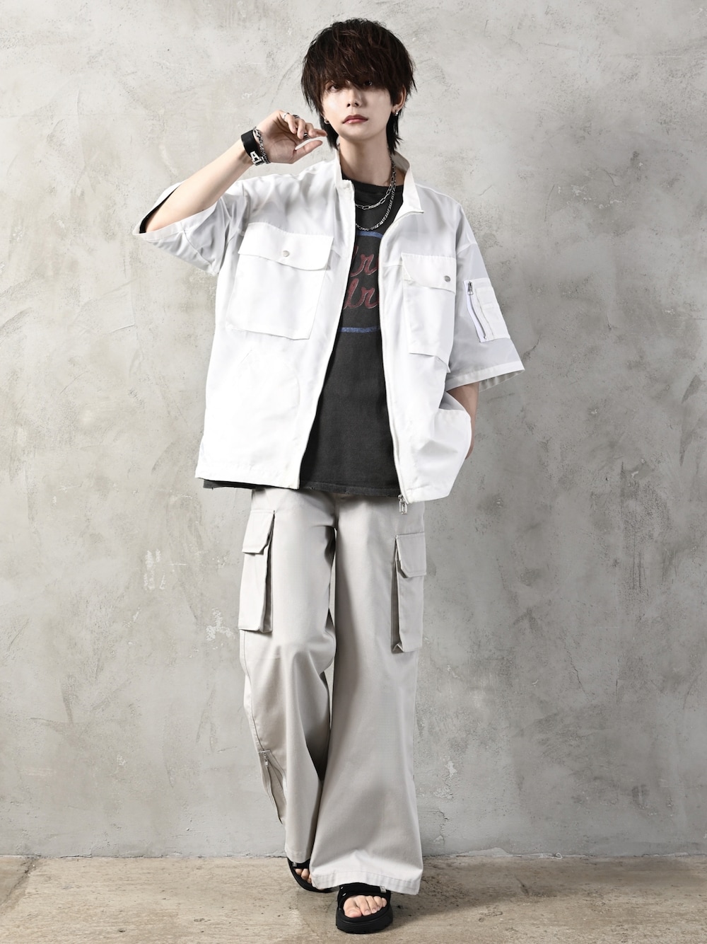 ブラック系のTシャツ/カットソー、ホワイト系のシャツ/ブラウス、ブラック系のサンダルを着用したメンズの夏コーディネートの1枚目の写真