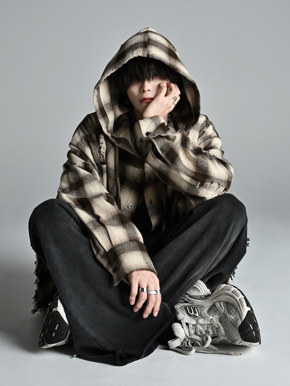 ブラウン系のシャツ/ブラウス、ブラック系のスウェットパンツ、ホワイト系のスニーカーを着用したメンズの秋コーディネートの1枚目の写真