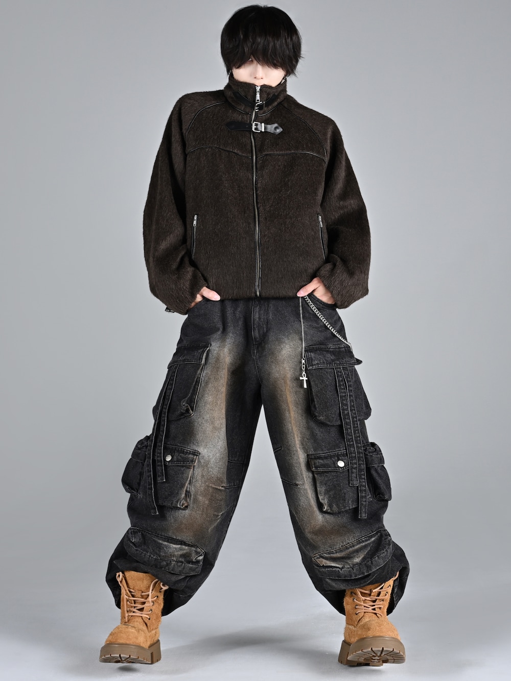 ブラウン系のブルゾン、ベージュ系のブーツ、ブラック系のカーゴパンツを着用したメンズの秋コーディネートの1枚目の写真