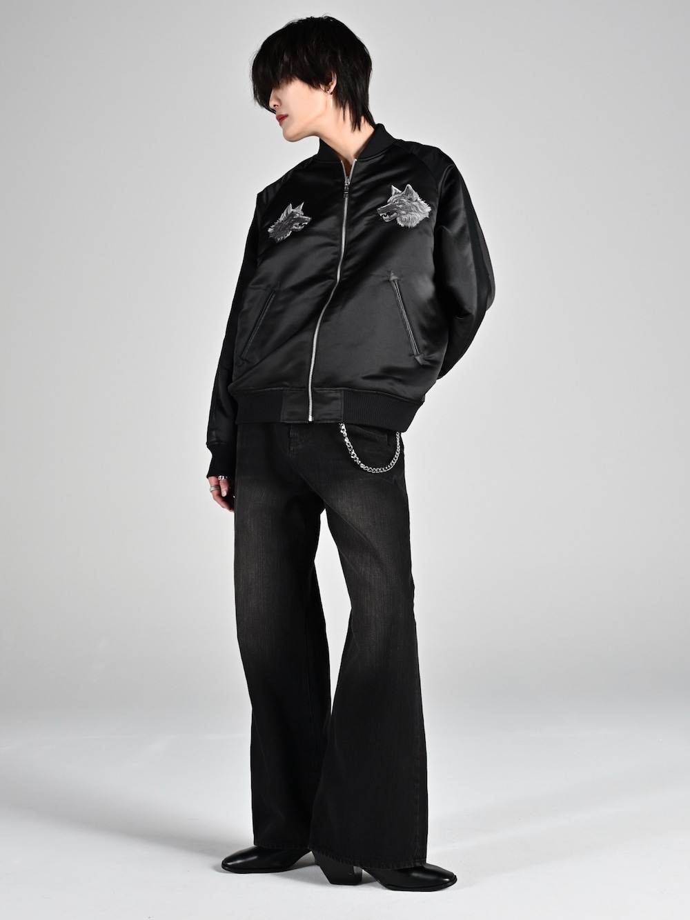 レッド系のタンクトップ、ブラック系のデニムパンツ、ブラック系のブーツを着用したメンズの夏コーディネートの1枚目の写真