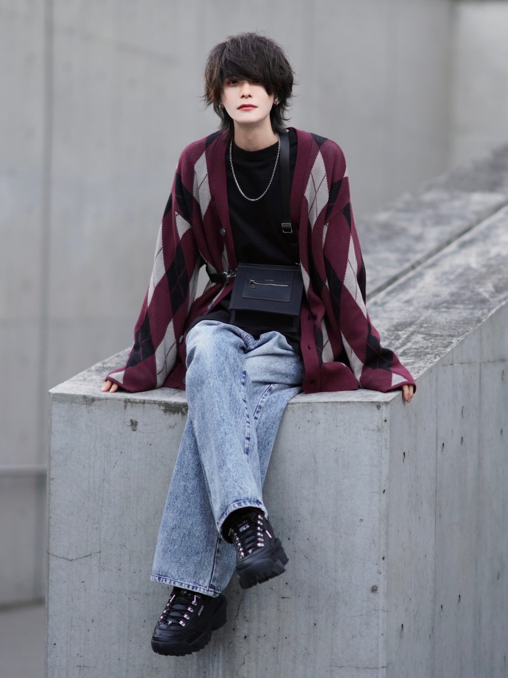 ブラック系のTシャツ/カットソー、ブルー系のデニムパンツ、ブラック系のスニーカーを着用したメンズの秋コーディネートの1枚目の写真