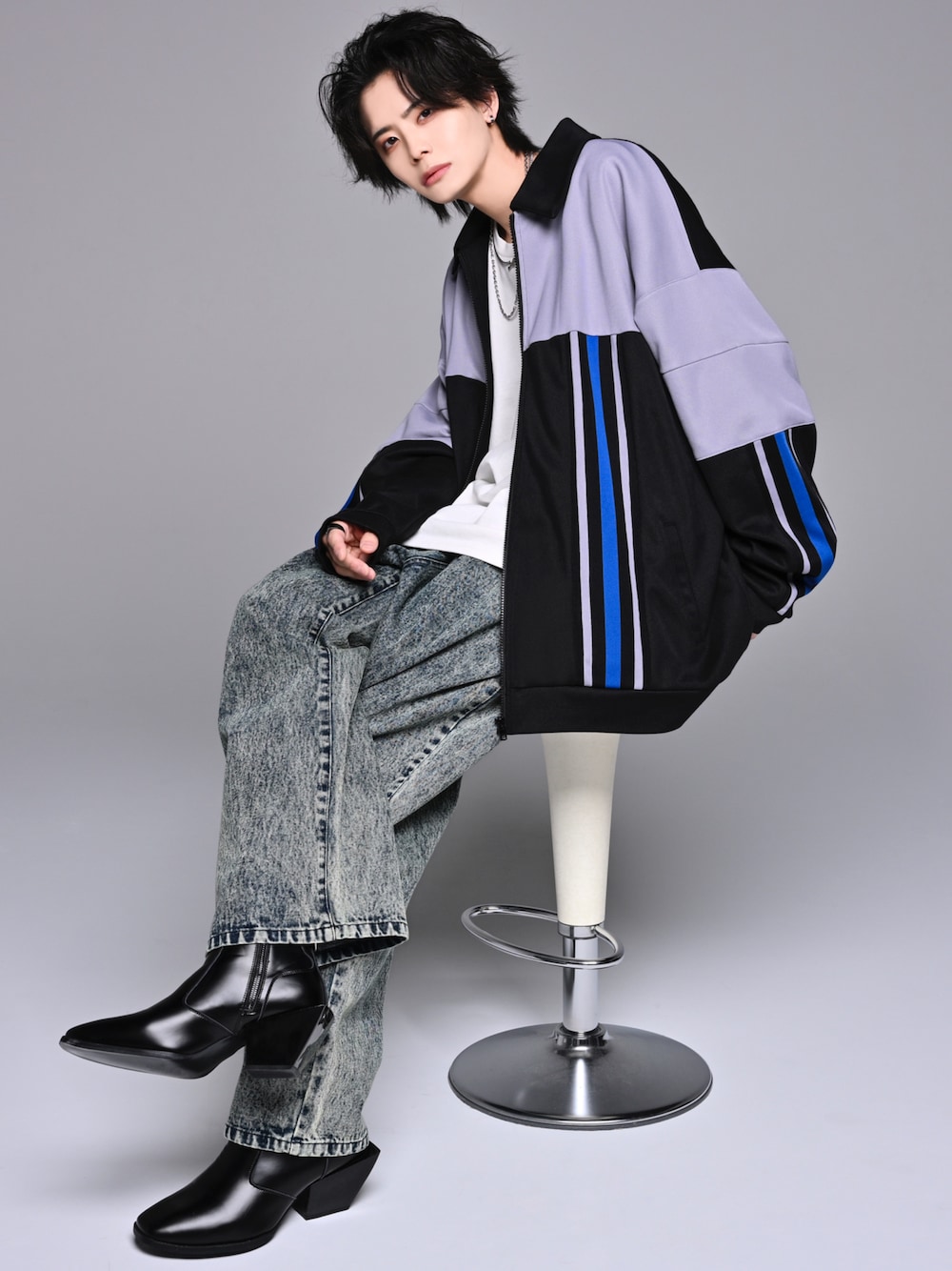 「休日コーデ、adrer、トラックジャケット、ジャージ、デニム、デニムパンツ、春、春コーデ、ヒールブーツ、ブーツ、ワイドデニム、オーバーサイズ、ビッグシルエット、スポーツミックス、春アウター」｜「ADRERの【ADRER】LINE SLEEVE TRACK JACKET/ラインスリーブトラックジャケット（ブルゾン、グレー系）」を使った、犬飼京 inukai keiさん（メンズ・183cm）の春コーディネートの1枚目の写真