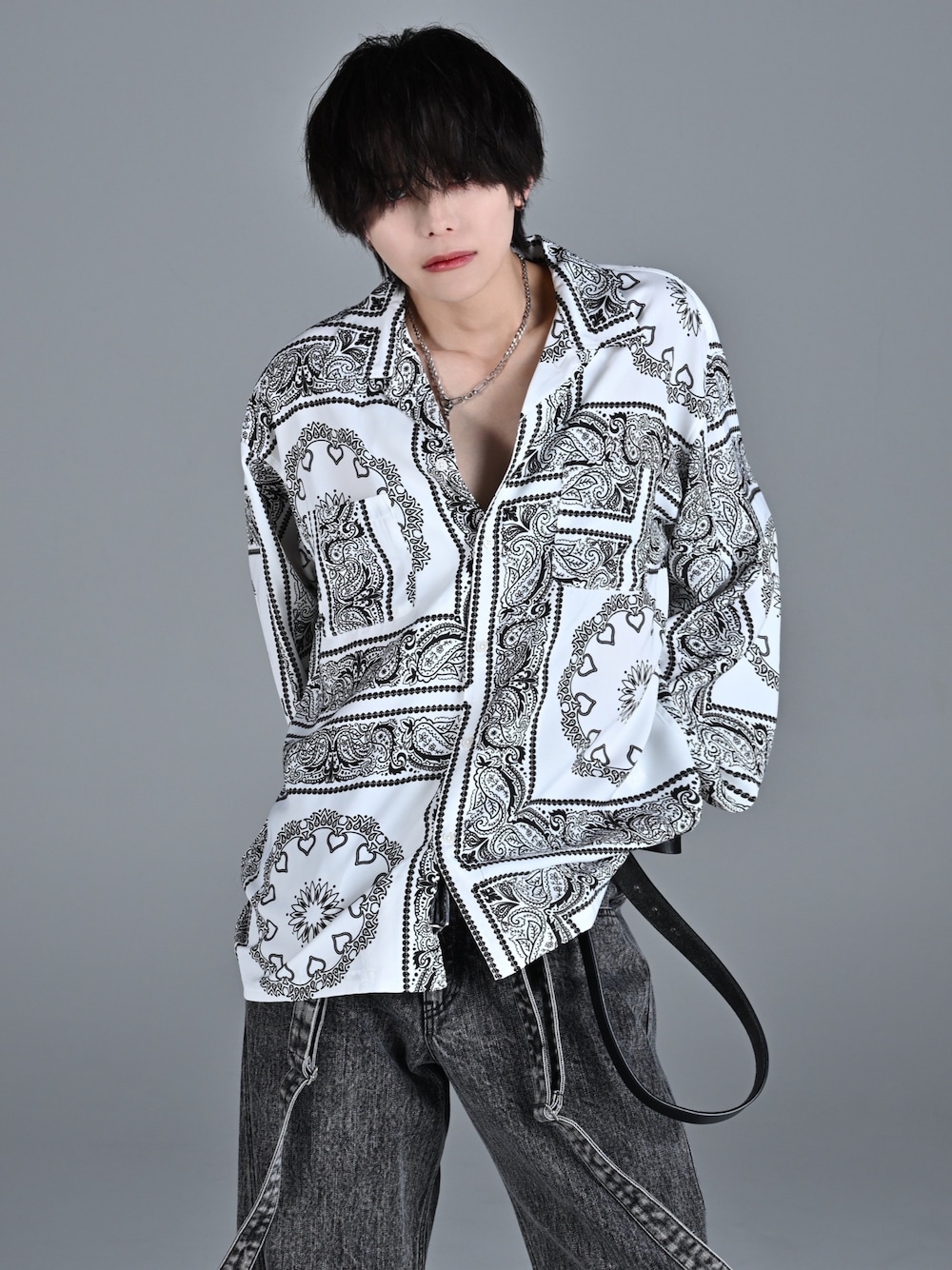 ホワイト系のシャツ/ブラウス、ブラック系のデニムパンツ、シルバー系のネックレスを着用したメンズの冬コーディネートの1枚目の写真