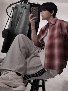 「ADRER（アドラー）のCropped Regular Collar Short Sleeve Shirt / クロップド レギュラーカラー ショートスリーブシャツ（シャツ/ブラウス、レッド系）」を使った、犬飼京 inukai keiさん（メンズ・183cm）の夏コーディネート