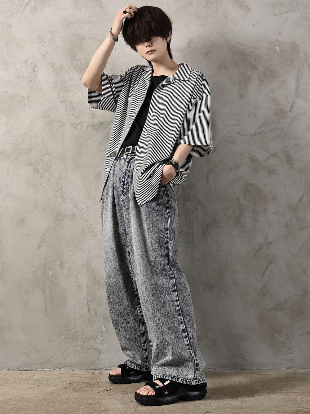 ブルー系のデニムパンツ、ホワイト系のシャツ/ブラウス、ブラック系のサンダルを着用したメンズの夏コーディネートの1枚目の写真