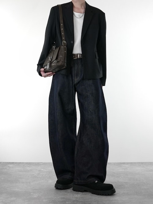 「ADRER(アドラー)のADRER The Semi Curved Denim / アドラー ザ セミ カーブドデニム(デニムパンツ)」を使った、犬飼京 inukai keiさん(メンズ・183cm)の秋コーディネート