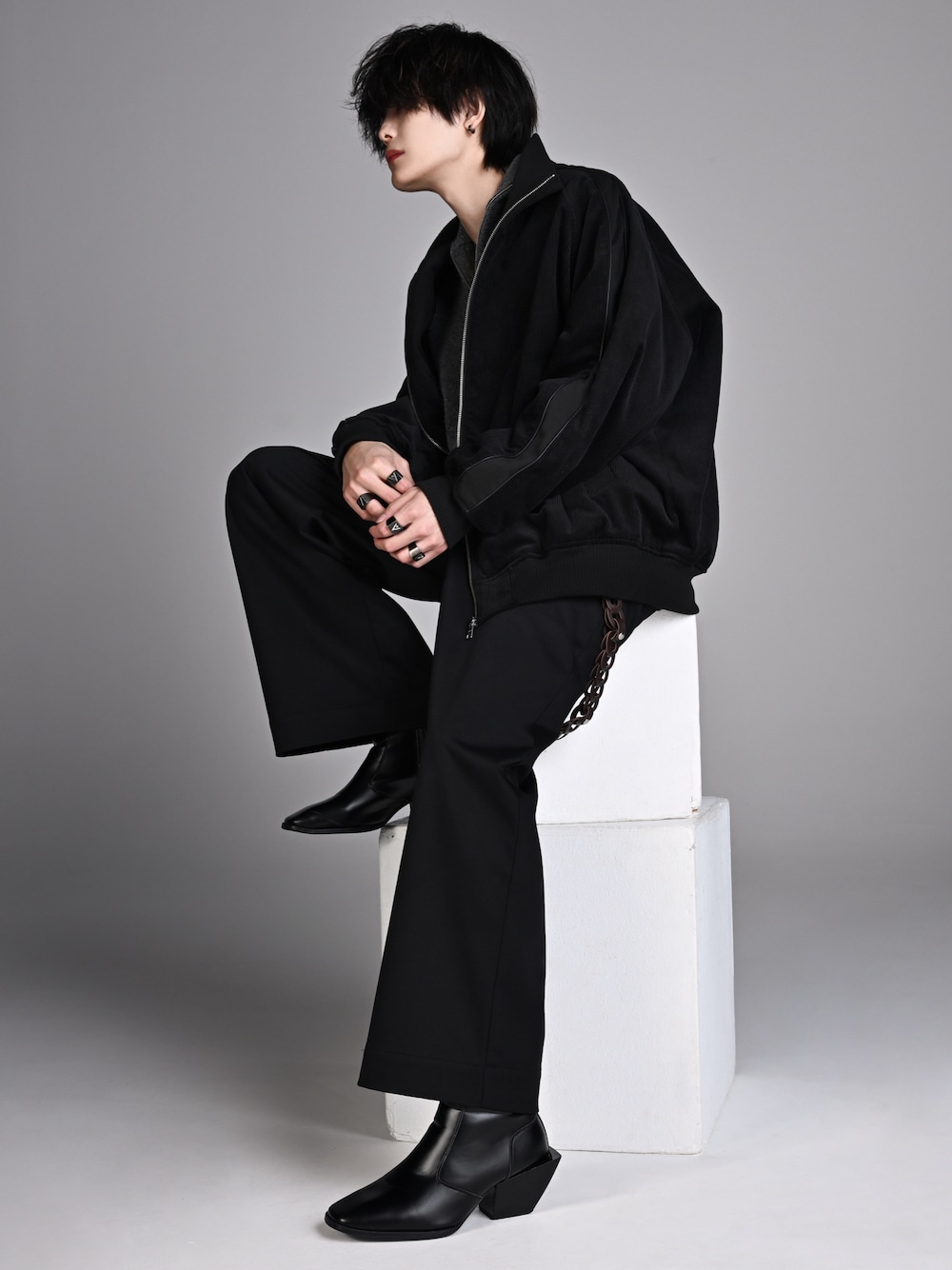 ブラック系のスラックス、ブラック系のブーツ、ブラック系のブルゾンを着用したメンズの秋コーディネートの1枚目の写真