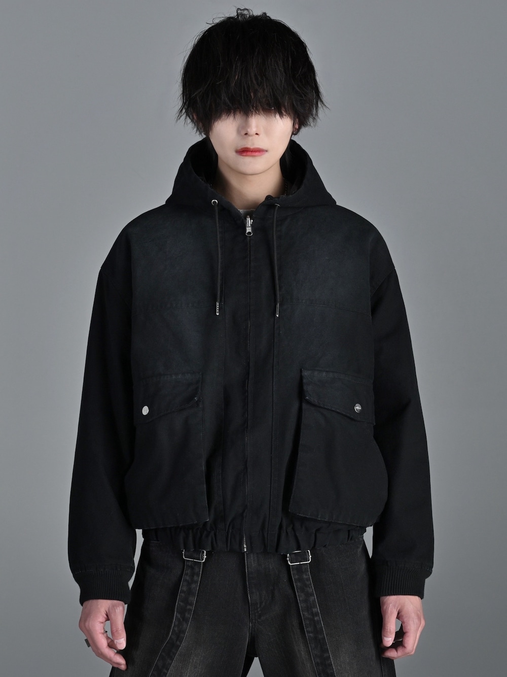 ブラック系のブルゾン、ブラック系のデニムパンツ、グレー系のスウェットを着用したメンズの冬コーディネートの1枚目の写真