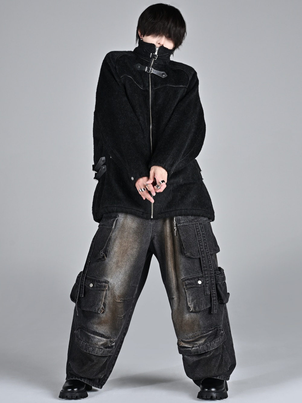 ブラック系のカーゴパンツ、ブラック系のブーツ、ブラック系のブルゾンを着用したメンズの秋コーディネートの1枚目の写真