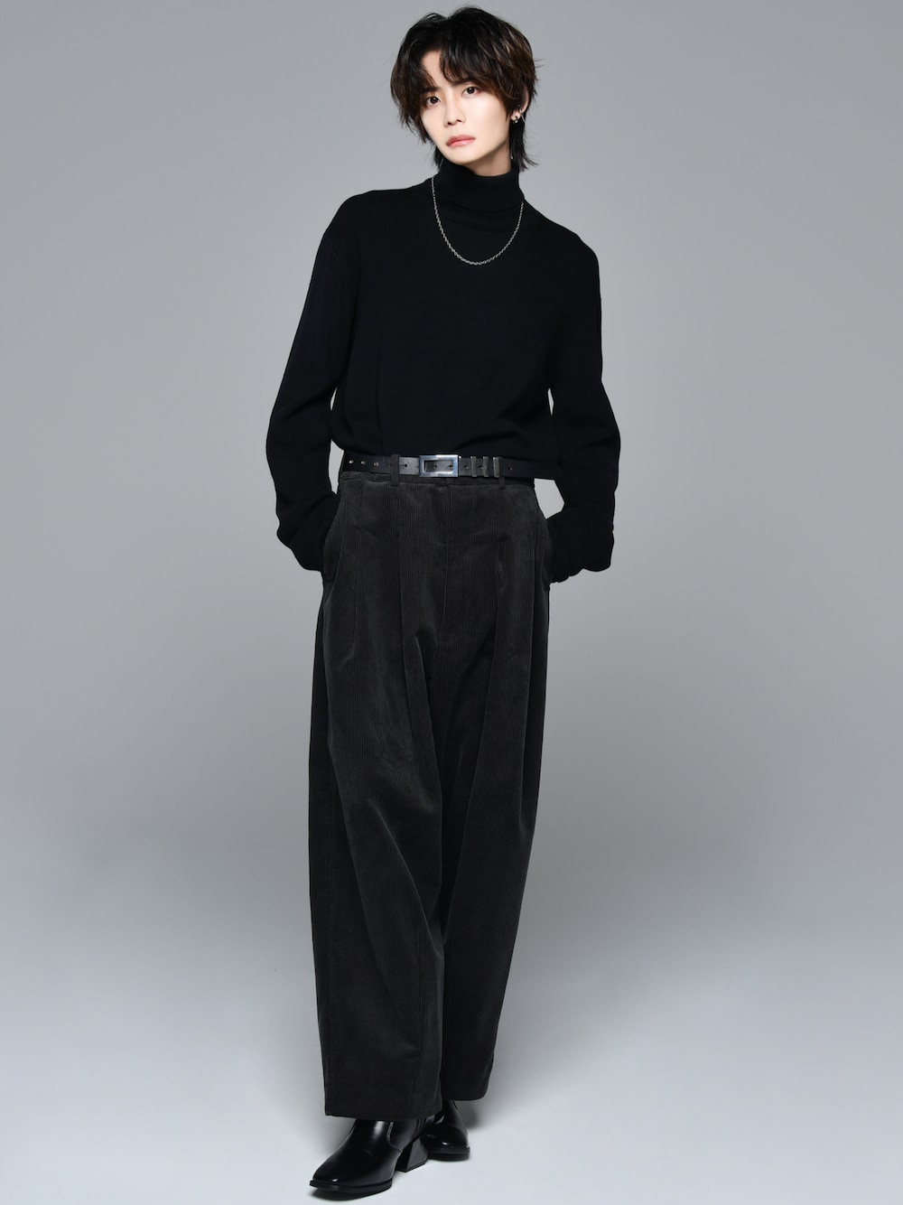 ブラック系のブーツ、ブラック系のニット/セーター、ブラック系のその他パンツを着用したメンズの秋コーディネートの1枚目の写真