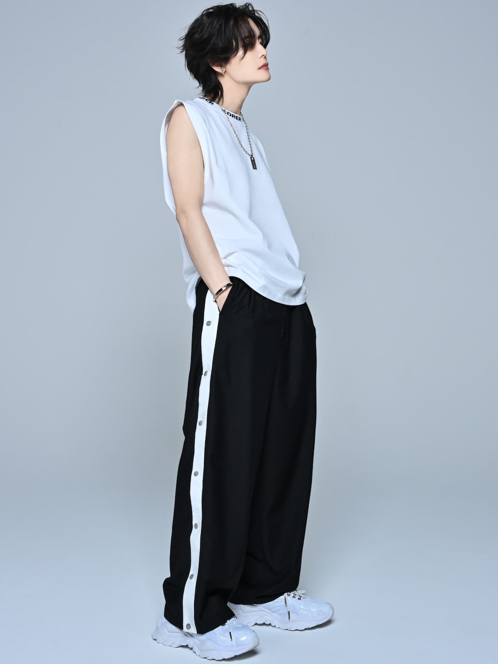 ホワイト系のタンクトップ、ホワイト系のスニーカー、ホワイト系のその他パンツを着用したメンズの春コーディネートの1枚目の写真