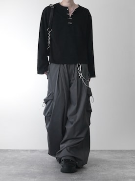「ADRER（アドラー）のTR 3D volume wide cargo pants / TR 3D ボリューム ワイド カーゴパンツ（カーゴパンツ、グレー系）」を使った、犬飼京 inukai keiさん（メンズ・183cm）の夏コーディネート