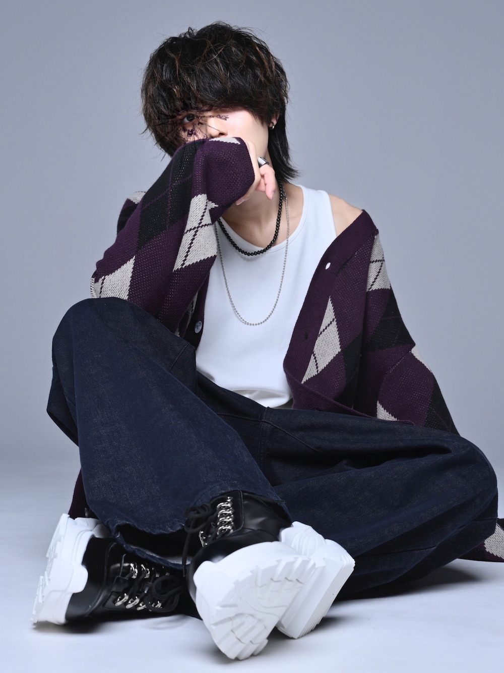 「きれいめカジュアル、ニット、ワイドパンツ、ワイドデニム、デニム、ビッグシルエット、私の推しブランド、シンプルコーデ、カーディガン、スニーカーコーデ、ダッドスニーカー、厚底シューズ、休日スタイル、春コーデ、ほめられ本命コーデ」｜「ADRERの【ADRER】ヴィンテージメイクワイドテーパードデニム（デニムパンツ、ブルー系）」を使った、犬飼京 inukai keiさん（メンズ・183cm）の冬コーディネートの1枚目の写真