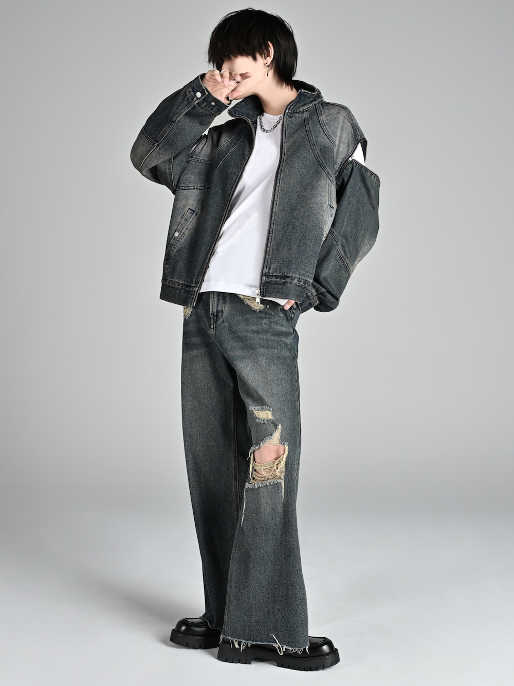 ブルー系のデニムジャケット、ブルー系のデニムパンツ、ブラック系のローファーを着用したメンズの夏コーディネートの1枚目の写真