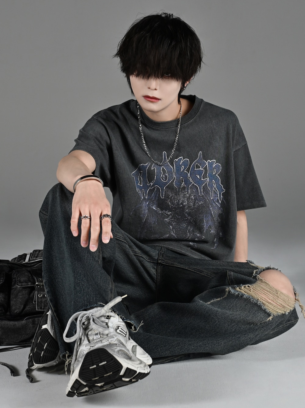 「adrer、アドラー、犬飼京、スニーカー、スポーツミックス、Tシャツ、プリントT、フレアパンツ、デニム、デニムパンツ、ダメージデニム、オーバーサイズ、プチプラ、プチプラコーデ、グランジ」｜「BALENCIAGAのアイテム（スニーカー、ホワイト系）」を使った、犬飼京 inukai keiさん（メンズ・183cm）の春コーディネートの1枚目の写真