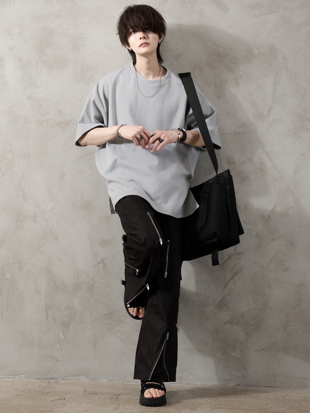 ブラック系のカーゴパンツ、ブラック系のショルダーバッグ、グレー系のTシャツ/カットソーを着用したメンズの夏コーディネートの1枚目の写真