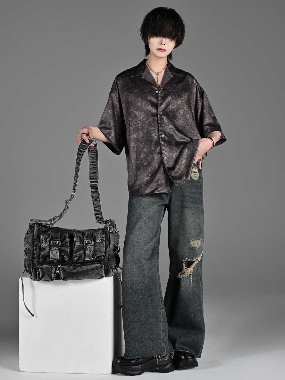 ブラック系のスニーカー、ブラック系のショルダーバッグ、ブラック系のシャツ/ブラウスを着用したメンズの春コーディネートの1枚目の写真