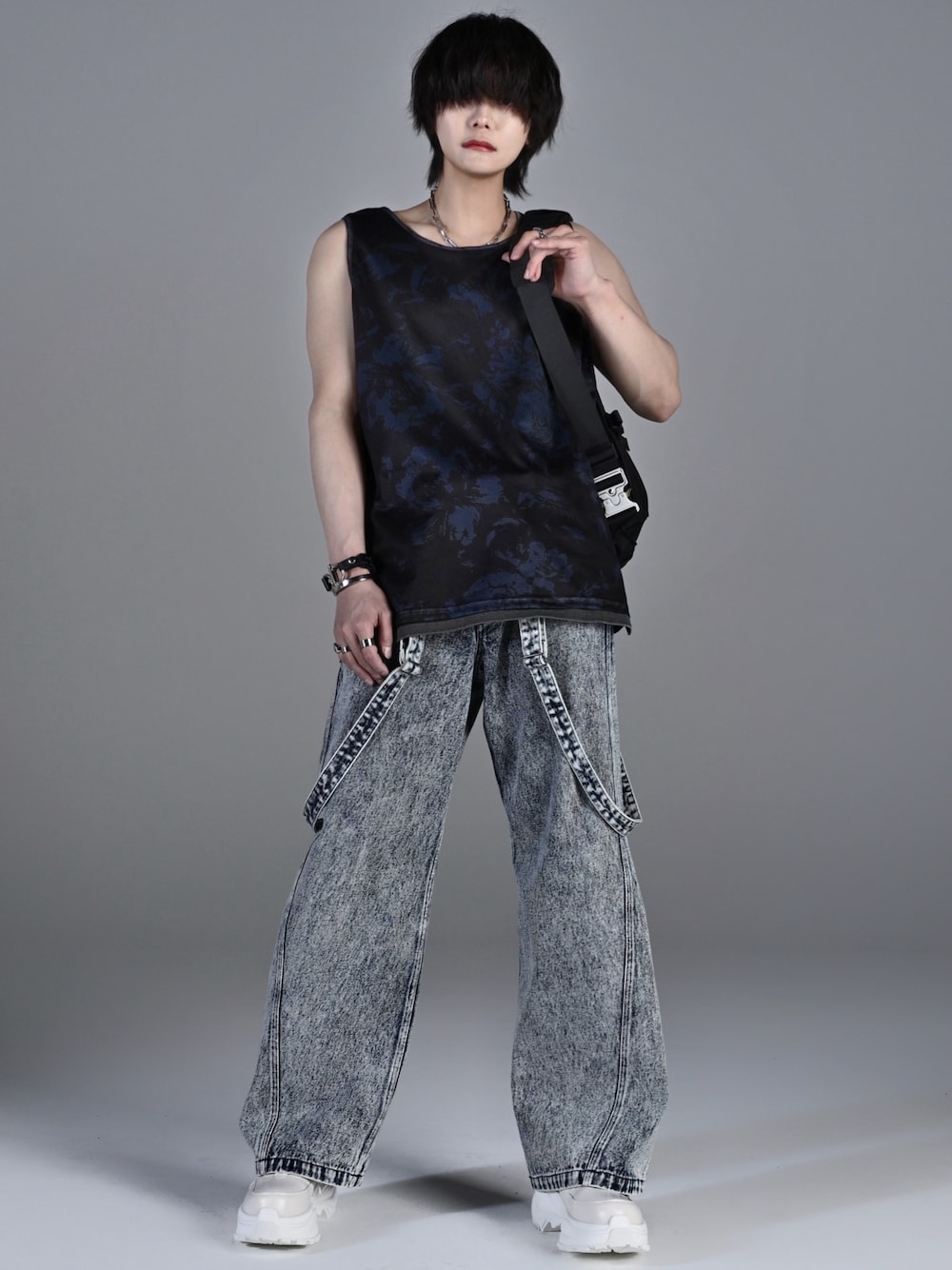 ホワイト系のスニーカー、ブルー系のタンクトップ、ブルー系のデニムパンツを着用したメンズの冬コーディネートの1枚目の写真