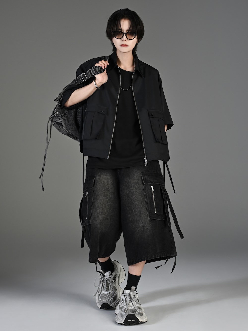 「adrer、アドラー、犬飼京、デニム、夏ルックで気分アップ、ジョーツ、ショートパンツ、ハーフパンツ、ショーツ、オーバーサイズ、ビッグシルエット、モノトーン、ブラックコーデ、メンズファッション、シンプル」｜「ADRERのmilitary super gimmick shirt blouson（シャツ/ブラウス、ブラック系）」を使った、犬飼京 inukai keiさん（メンズ・183cm）の夏コーディネートの1枚目の写真