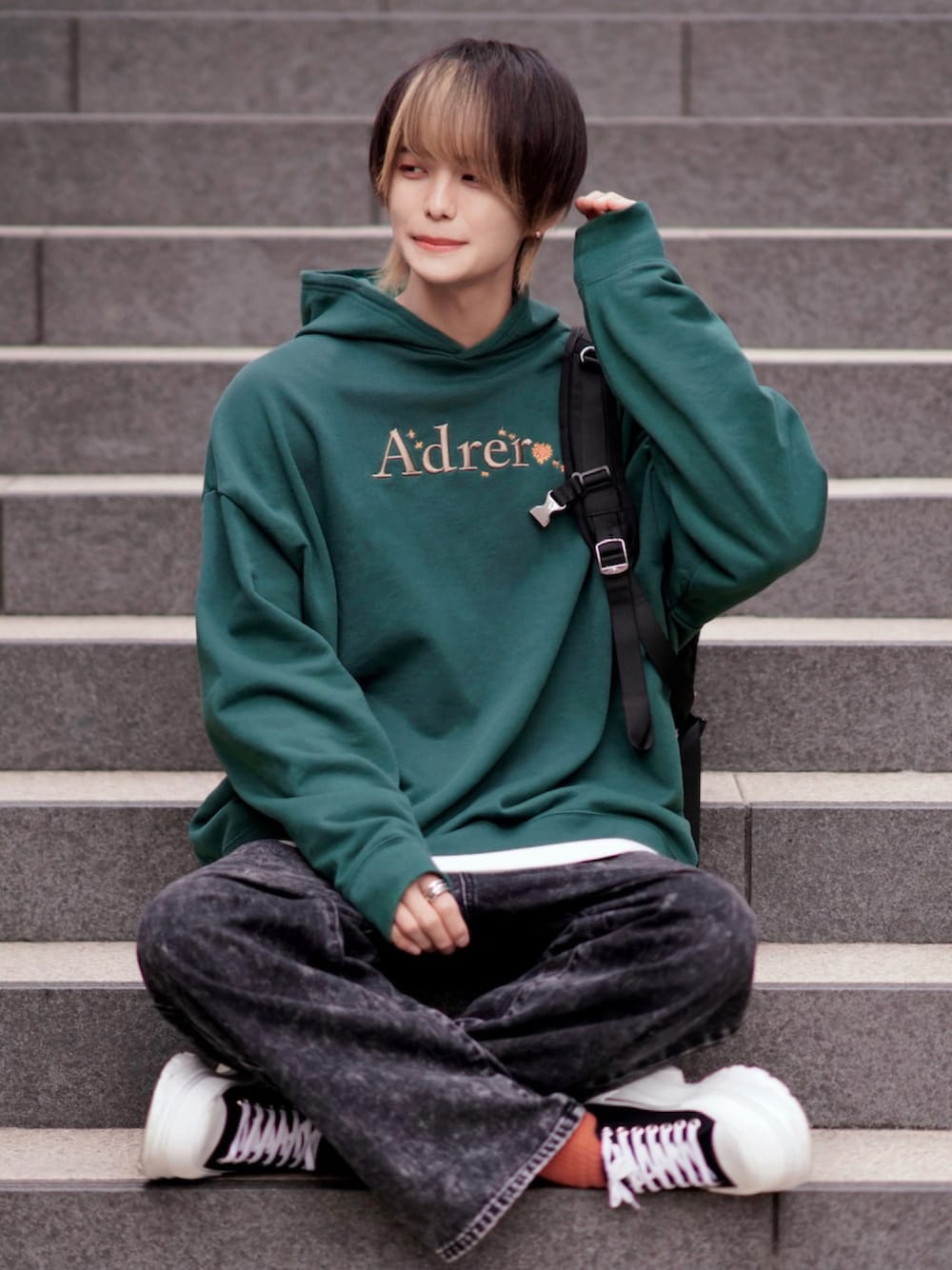 ホワイト系のTシャツ/カットソー、ブラック系のデニムパンツ、ブラック系のスニーカーを着用したメンズの冬コーディネートの1枚目の写真