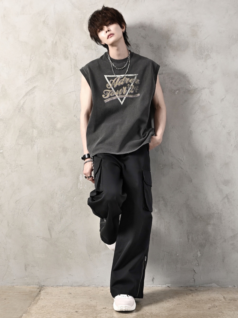 ブラック系のTシャツ/カットソー、ブラック系のカーゴパンツ、ホワイト系のスニーカーを着用したメンズの夏コーディネートの1枚目の写真