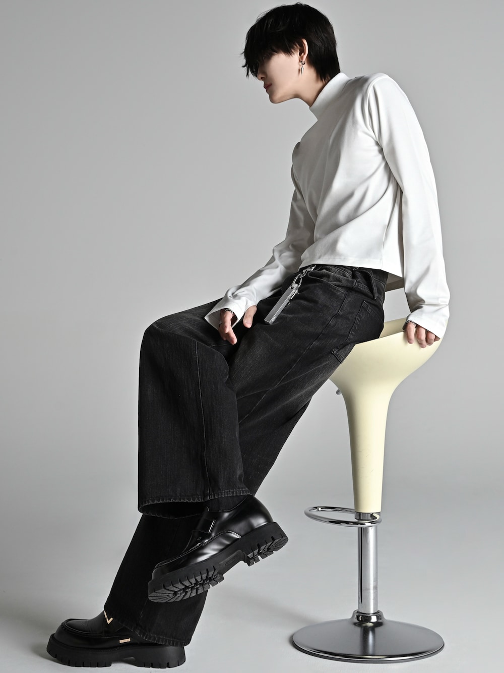 ブラック系のデニムパンツ、ホワイト系のTシャツ/カットソー、ブラック系のローファーを着用したメンズの秋コーディネートの1枚目の写真
