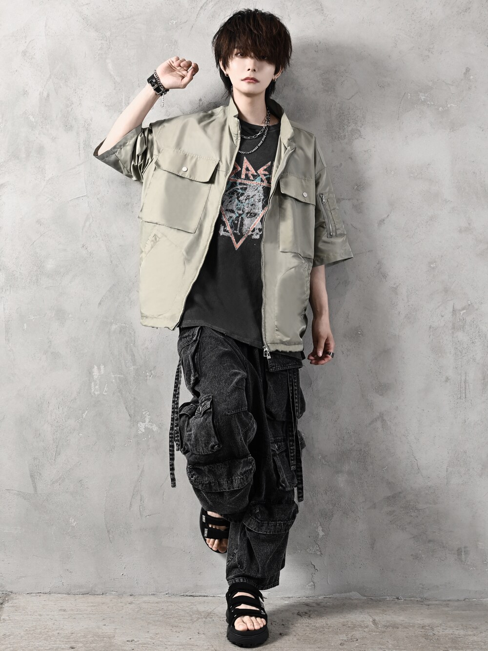 ブラック系のカーゴパンツ、ベージュ系のシャツ/ブラウス、ブラック系のTシャツ/カットソーを着用したメンズの夏コーディネートの1枚目の写真