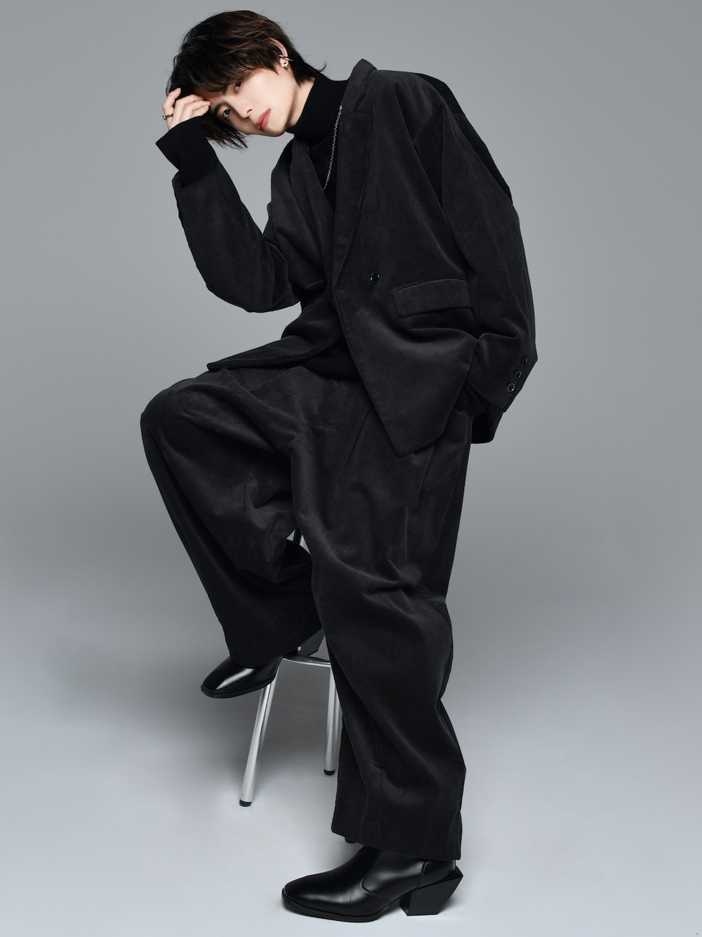 ブラック系のブーツ、ブラック系のテーラードジャケット、ブラック系のその他パンツを着用したメンズの秋コーディネートの1枚目の写真