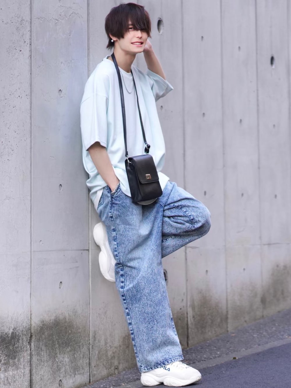 グリーン系のTシャツ/カットソー、ブルー系のデニムパンツ、ホワイト系のスニーカーを着用したメンズの春コーディネートの1枚目の写真