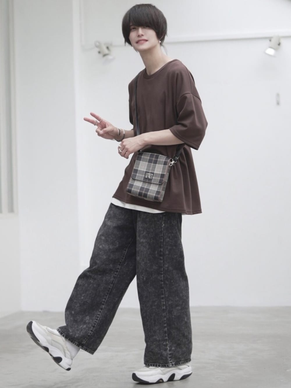 ブラック系のデニムパンツ、レッド系のTシャツ/カットソー、その他のショルダーバッグを着用したメンズの夏コーディネートの1枚目の写真