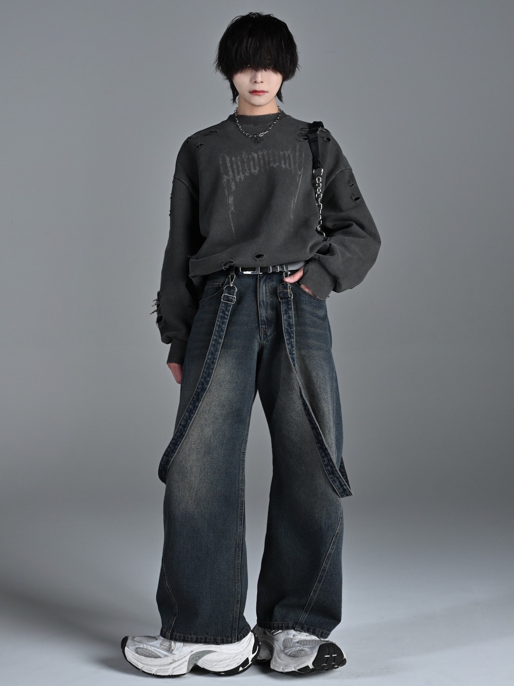 ブラック系のスニーカー、ブルー系のデニムパンツ、グレー系のスウェットを着用したメンズの冬コーディネートの1枚目の写真