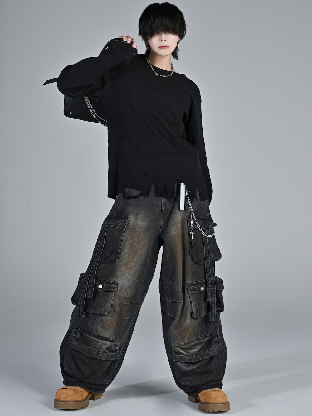 ベージュ系のブーツ、ブラック系のカーゴパンツ、ブラック系のTシャツ/カットソーを着用したメンズの秋コーディネートの1枚目の写真