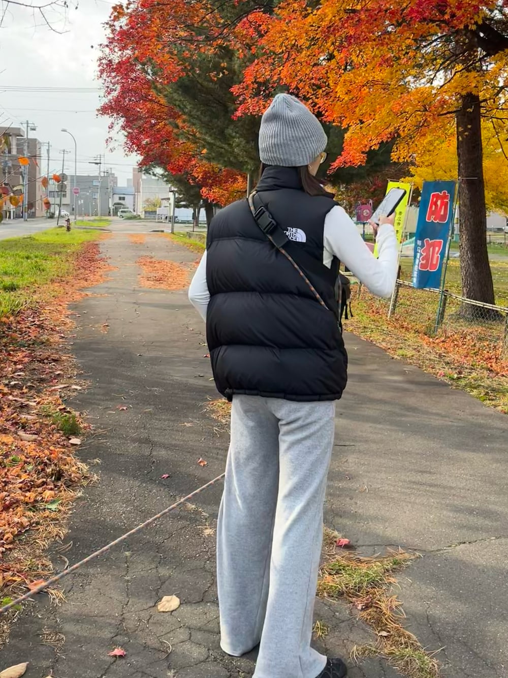 「秋冬コーデ、ZARA、THE NORTH FACE、NIKE、CANALJEAN、グレーニット帽、ニット帽、スウェットパンツ、グレースウェット、ダウンベストスタイル、ヌプシ、ヌプシベスト、クキニ、ダウンベスト」｜「ZARAのアイテム（スウェットパンツ、グレー系）」を使った、r27さん（レディース・160cm）の秋コーディネートの1枚目の写真