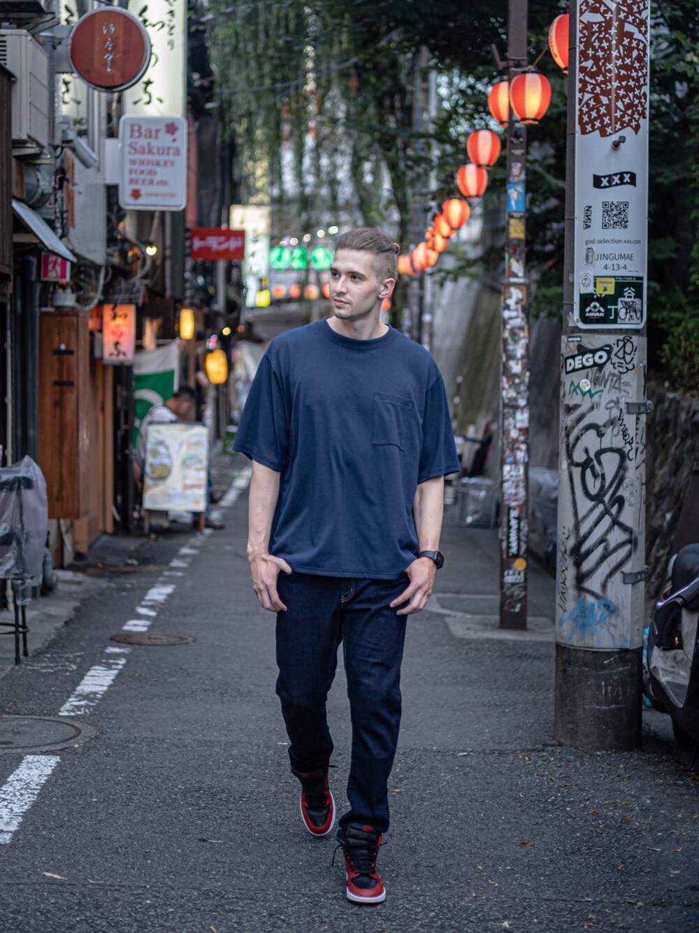 その他のデニムパンツを着用したメンズの春コーディネートの1枚目の写真