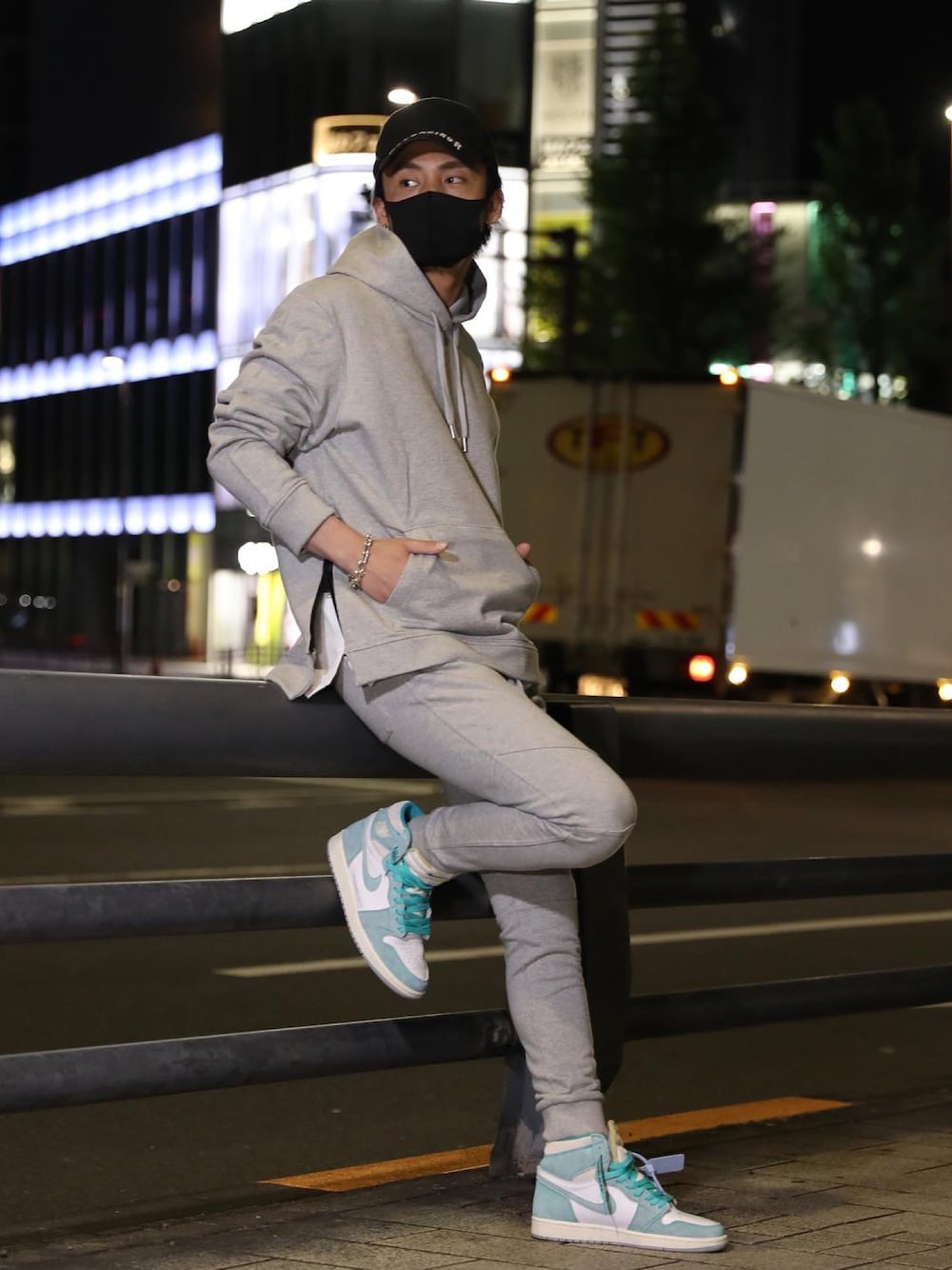 その他のパーカー、その他のその他パンツを着用したメンズの春コーディネートの1枚目の写真