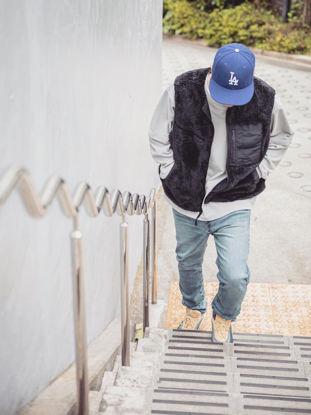 その他のデニムパンツを着用したメンズの夏コーディネートの1枚目の写真