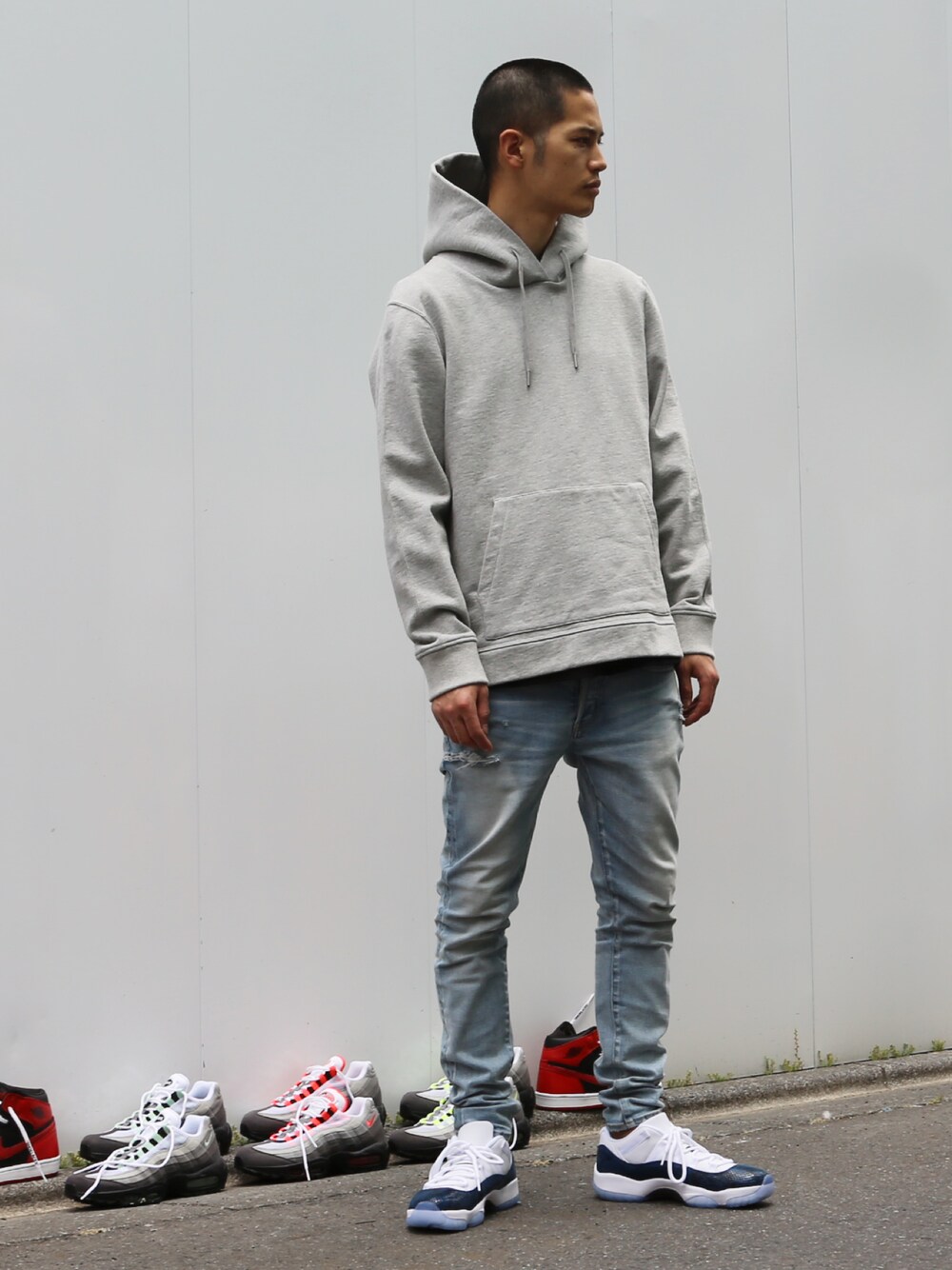 その他のパーカー、その他のデニムパンツを着用したメンズの秋コーディネートの1枚目の写真