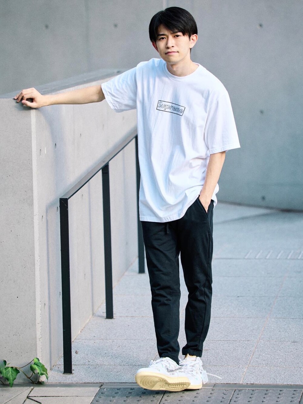 その他のデニムパンツを着用したメンズの秋コーディネートの1枚目の写真