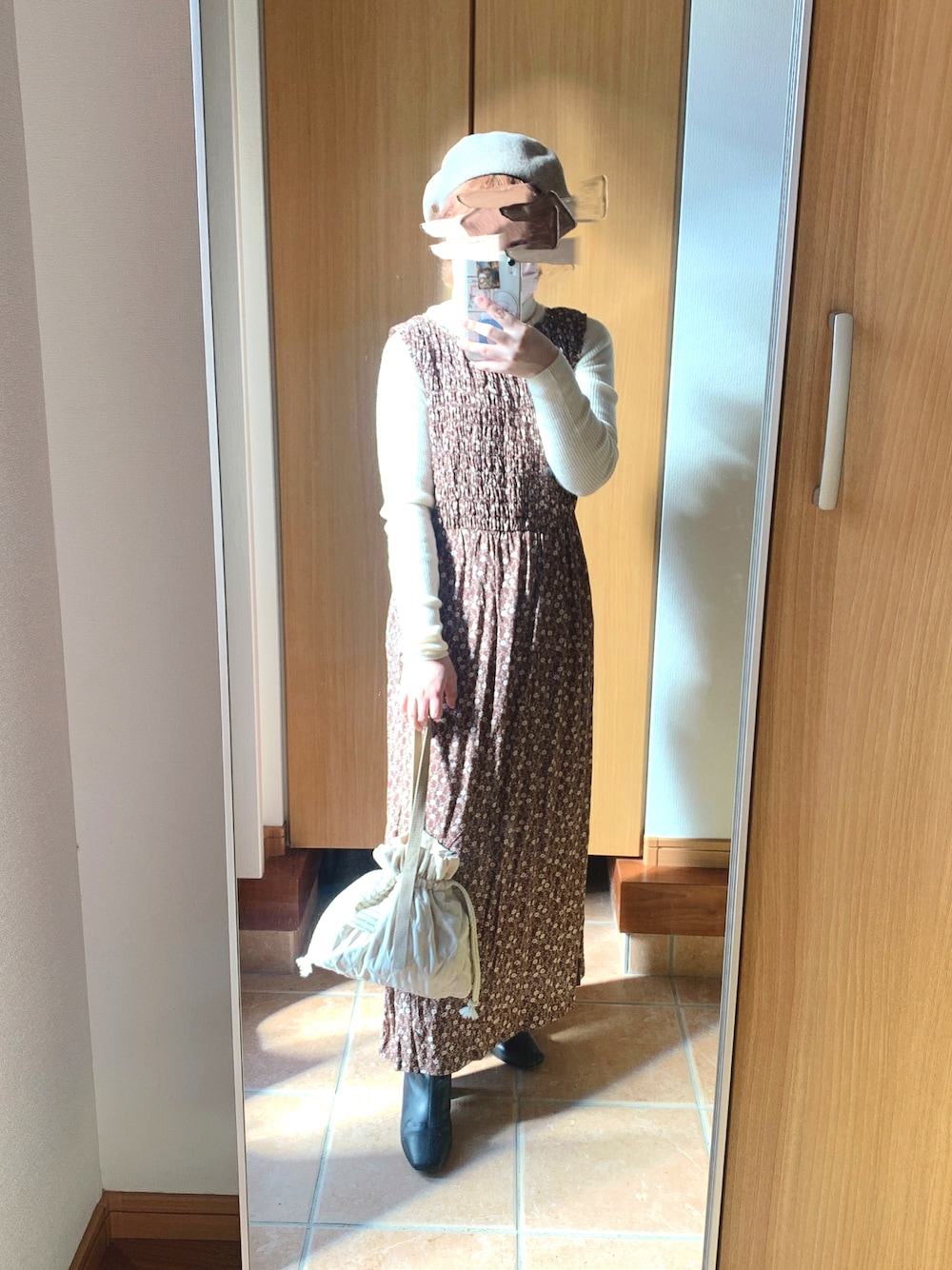 「古着、ブーツ、ベレー帽、カオリノモリ、UNIQLO、タートルネック、ロングワンピース、古着ワンピース、キルティングバッグ、低身長コーデ、148cm、スリットワンピース、ホワイトタートルニット、ハイトーンショート、スクエアトゥブーツ」｜「kaorinomoriの【カオリノモリ】ディブベレー（ハンチング/ベレー帽、ベージュ系）」を使った、さやぴさん（レディース・148cm）の秋コーディネートの1枚目の写真