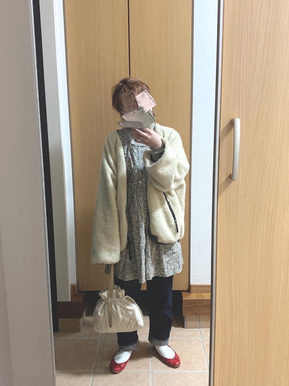 「デニム、タートルニット、リバーシブル、ユニクロ、バレエシューズ、赤い靴、Kastane、flower、花柄ワンピース、低身長、ショートヘア、ピンクヘアー、148cm、リバーシブルブルゾン、ちびクリップ」｜「KastaneのリバーシブルBIGボアブルゾン（その他アウター、グリーン系）」を使った、さやぴさん（レディース・148cm）の冬コーディネートの1枚目の写真