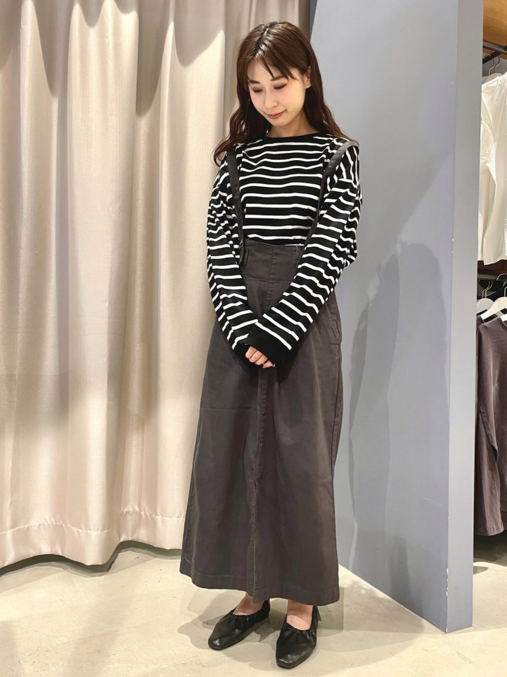「シンプル、大人カジュアル、ボーダートップス、サロペットスカート、プチプラコーデ、パンプス 黒、2WAYスカート、AMERICAN HOLIC、アメリカンホリック、ギャザーパンプス」｜「AMERICAN HOLICのインタックショルダーカットプルオーバー（Tシャツ/カットソー、ブラック系）」を使った、⍥ nasuさん（レディース・165cm）の秋コーディネートの1枚目の写真