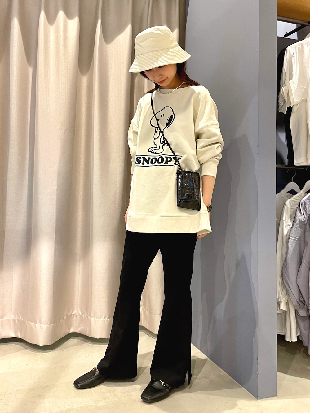 「スヌーピー、ビットローファー、モノトーンコーデ、美脚パンツ、USJコーデ、バケットハット白、スヌーピーコラボ、AMERICAN HOLIC」｜「AMERICAN HOLICの合皮バケットハット（ハット、ホワイト系）」を使った、⍥ nasuさん（レディース・165cm）の秋コーディネートの1枚目の写真